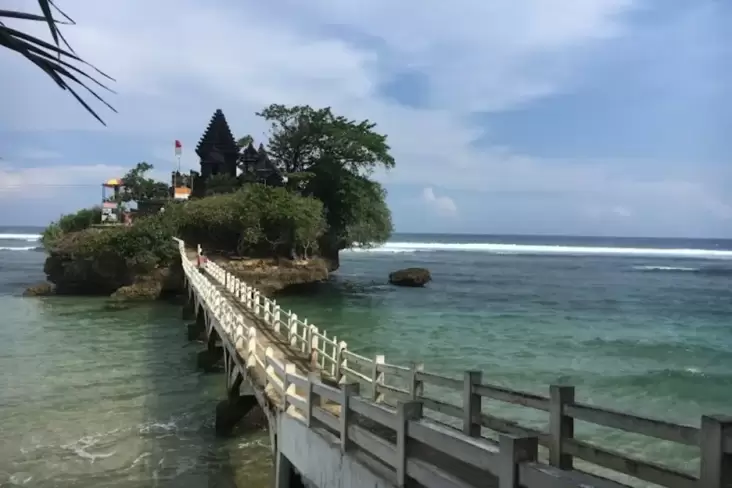 Libur Tahun Baru, Pantai Balekambang Malang Dikunjungi 2.000 Wisatawan